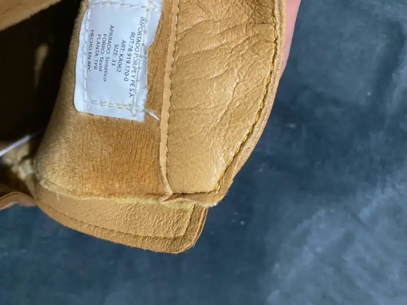 Botines de cuero sintético color camel para mujer