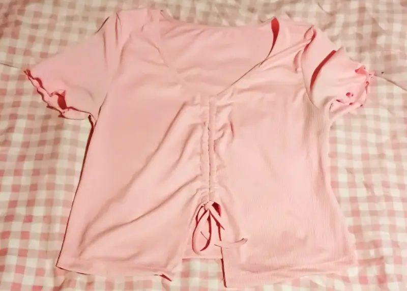 Polera rosa con detalle fruncido