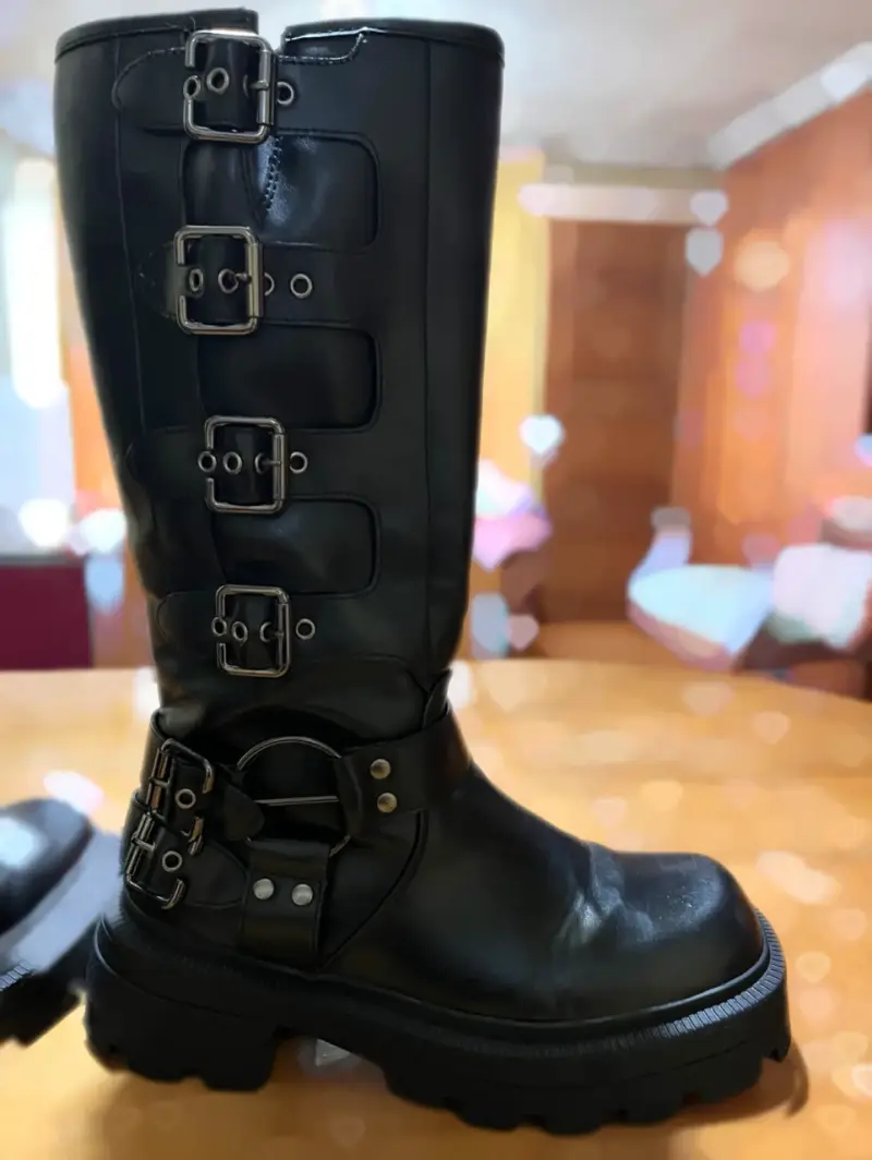 Botas negras de cuero con hebillas estilo punk