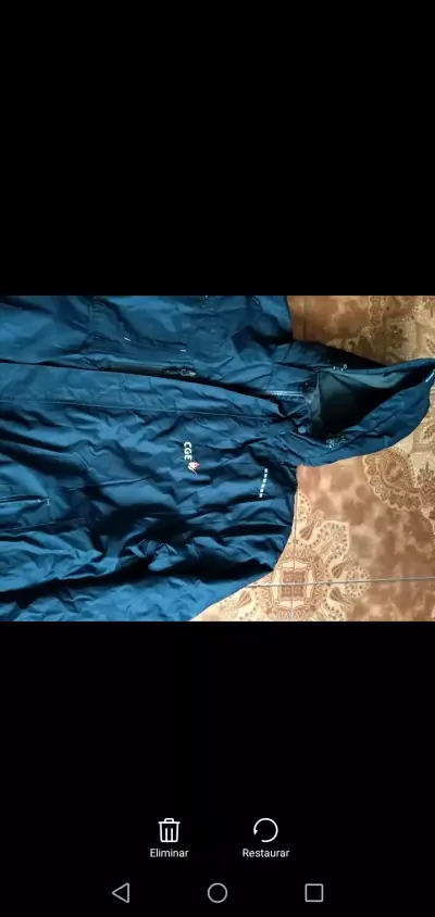 Chaqueta impermeable azul con capucha - miniatura 1