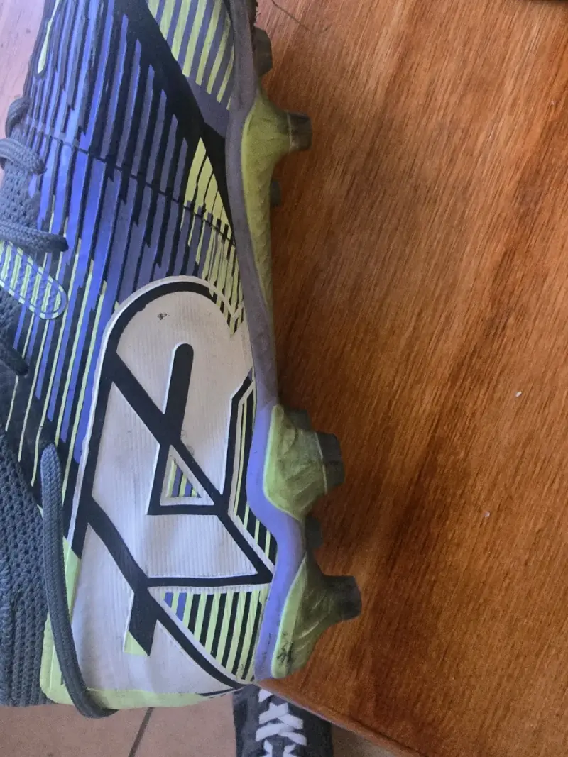 Botines de fútbol Puma Future negros y verdes - 3