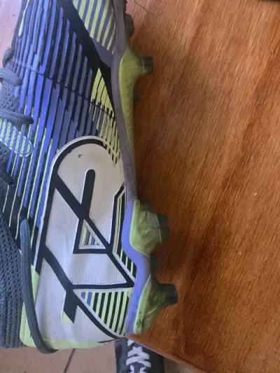 Botines de fútbol Puma Future negros y verdes - miniatura 3