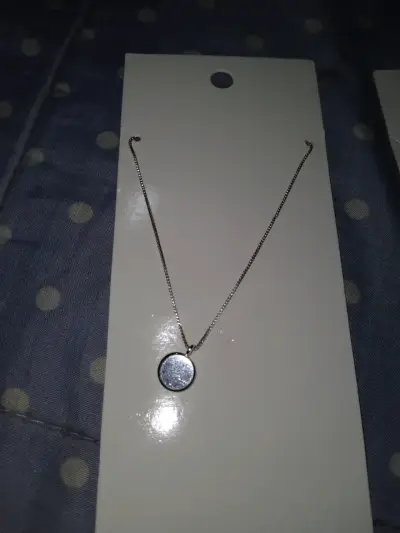 Collar con colgante redondo plateado - miniatura 3