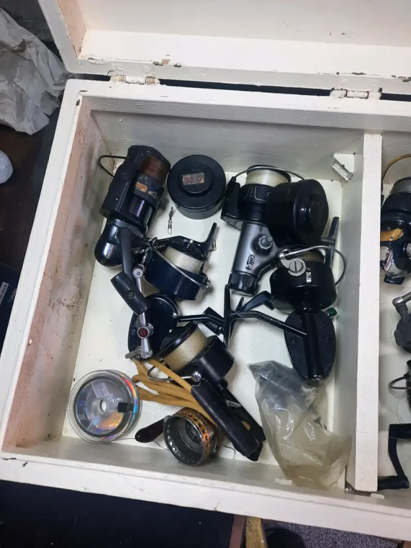 Set de carretes de pesca metálico con caja - 2