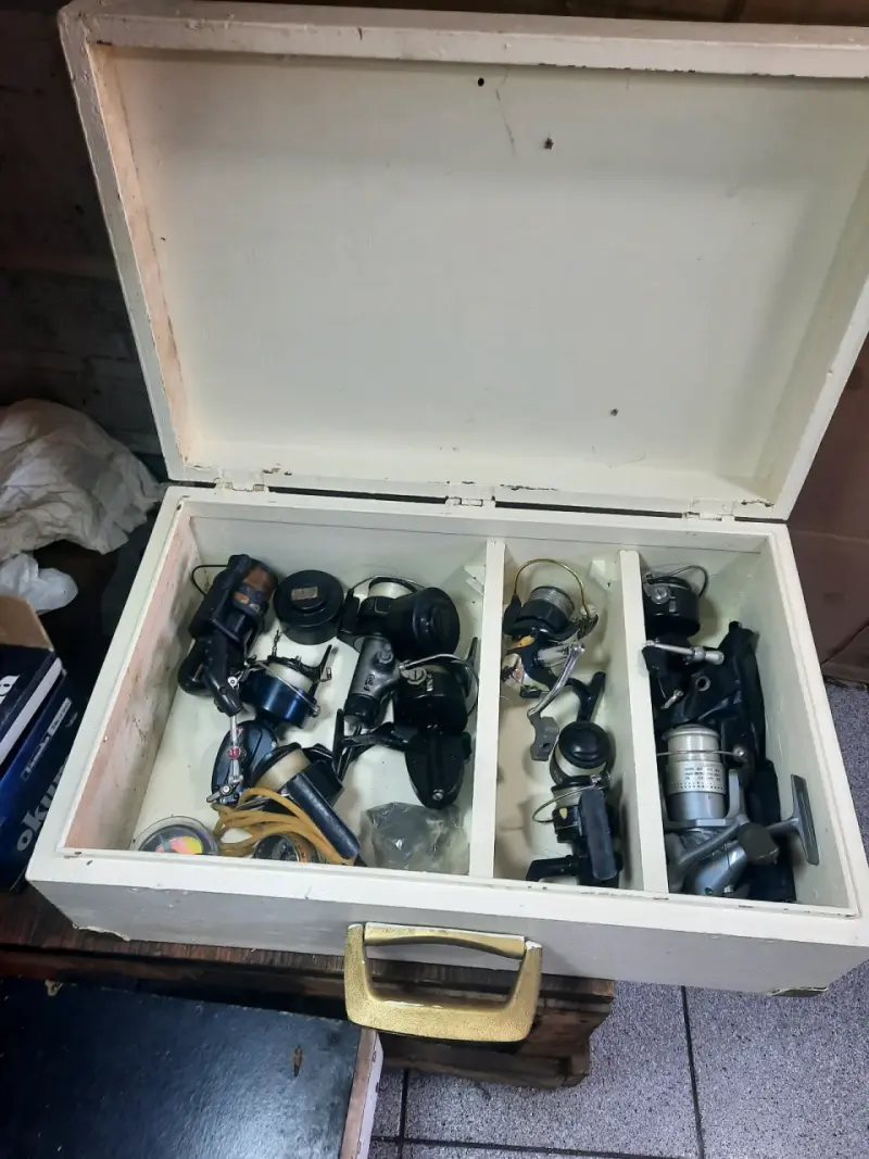 Set de carretes de pesca metálico con caja - 4
