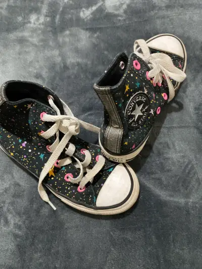 Zapatillas Converse All Star negras con diseño estelar - miniatura 1