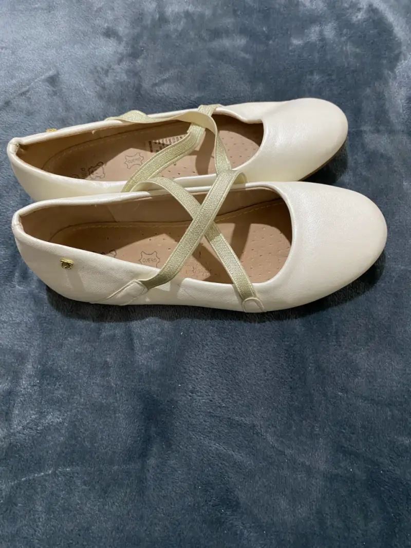 Zapatos de niña beige con tiras cruzadas
