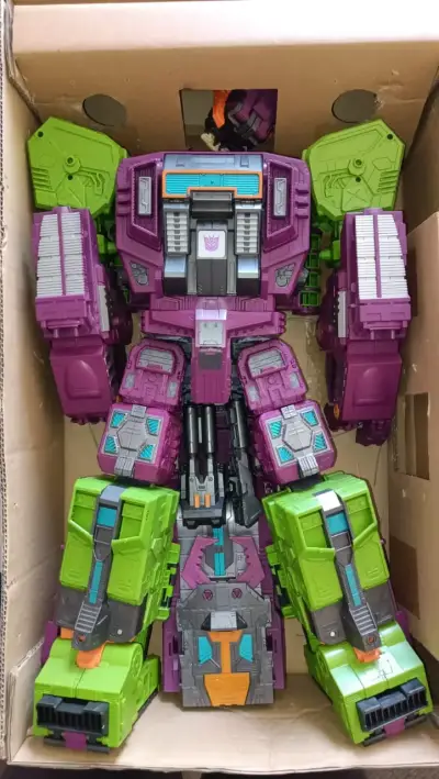 Figura clase Titan Transformers Trypticon - miniatura 1