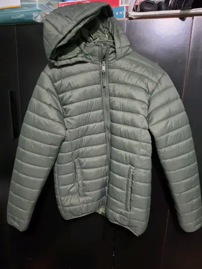 Chaqueta acolchada verde con capucha para hombre - miniatura 1