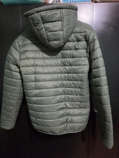 Chaqueta acolchada verde con capucha para hombre - miniatura 3