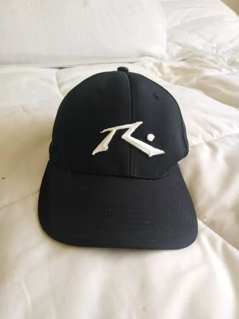 Gorra negra Rusty con logo bordado - 1