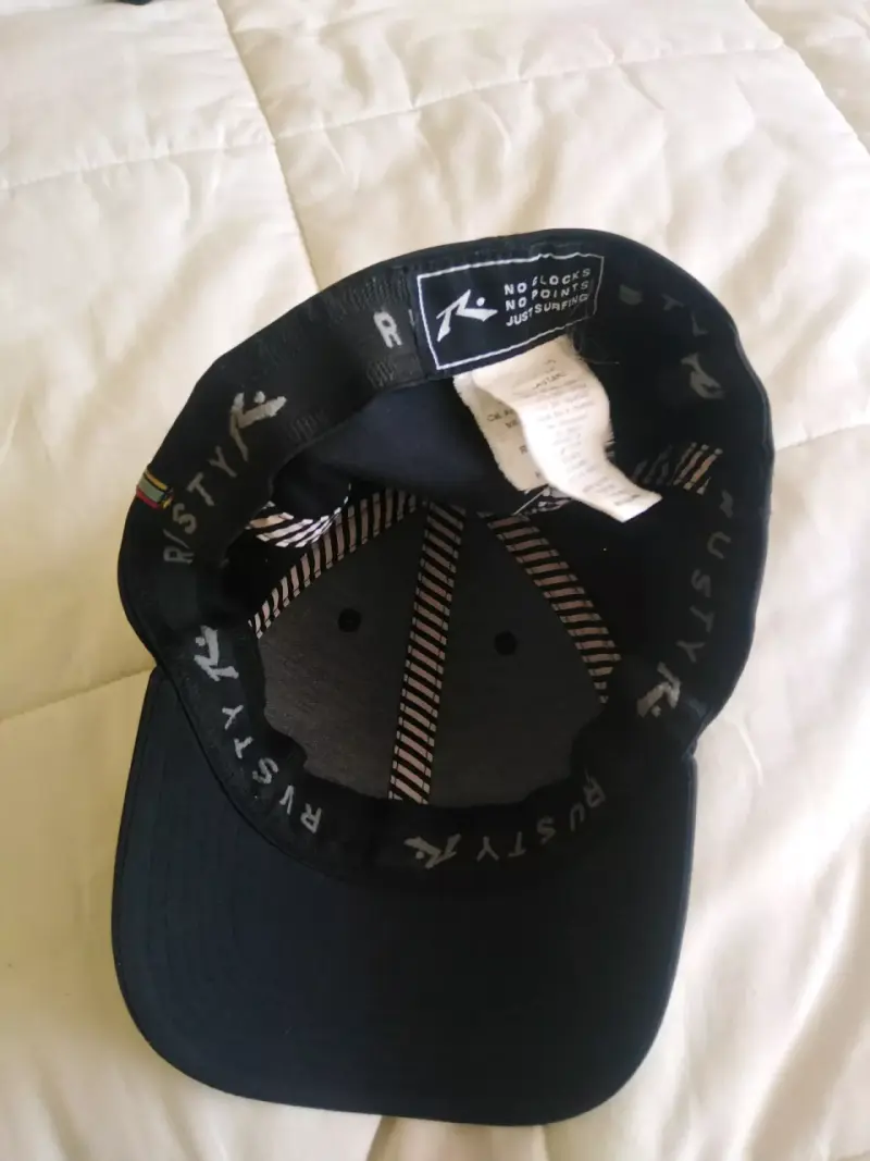 Gorra negra Rusty con logo bordado - 2