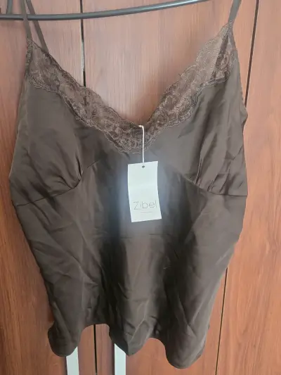 Camiseta de tirantes marrón con encaje Zibel - miniatura 2