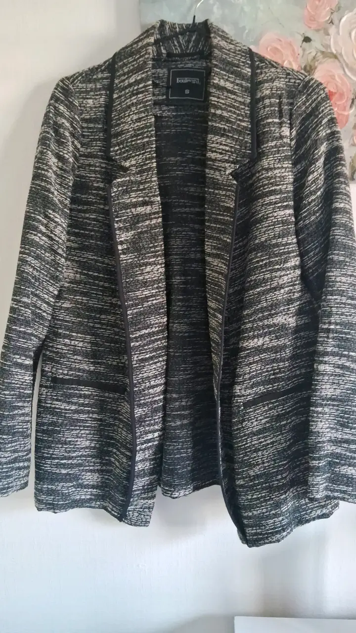 Blazer gris con diseño moderno talla S
