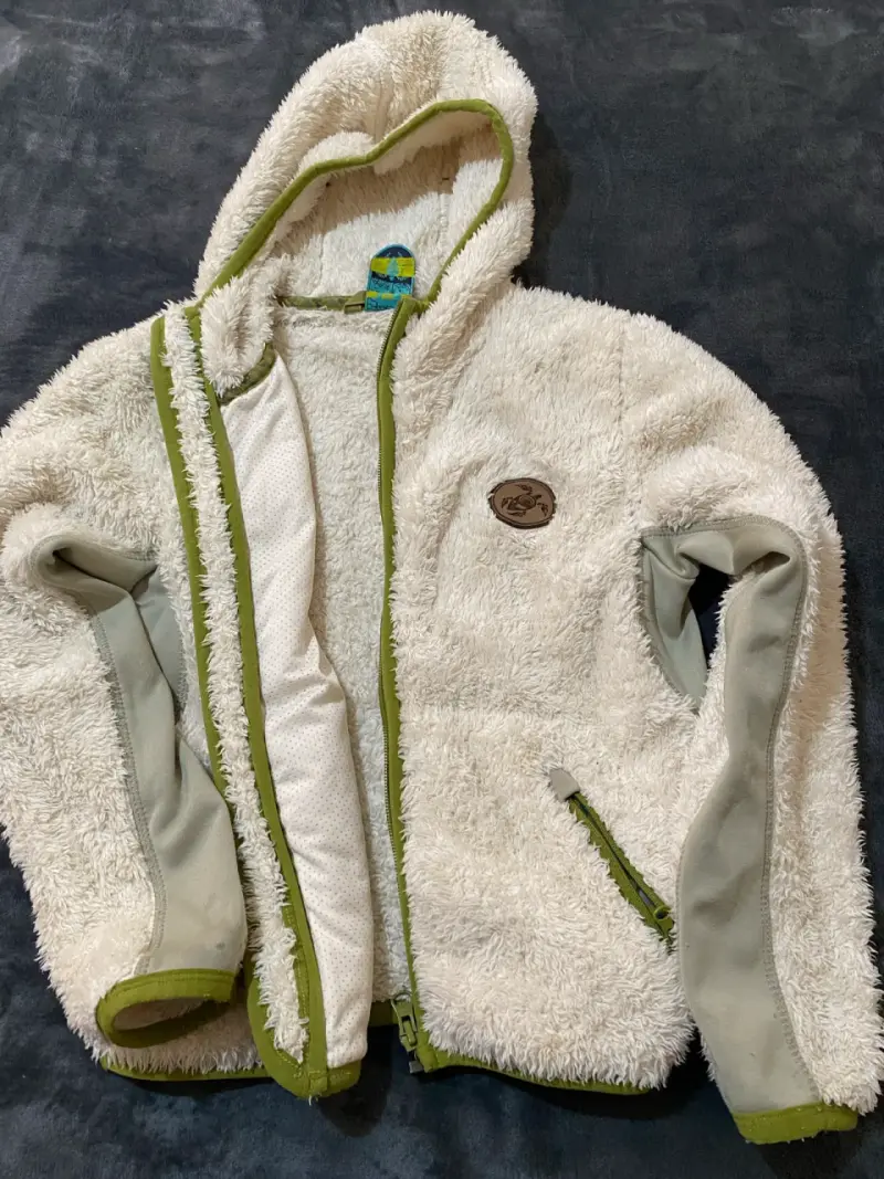 Chaqueta polar infantil con capucha y diseño bordado