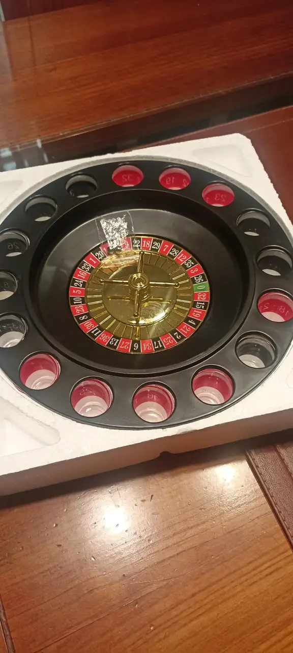 Juego de ruleta con vasos de shot - 1