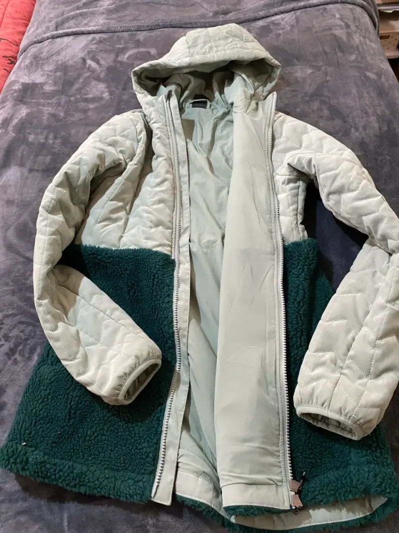 Chaqueta acolchada con capucha para mujer