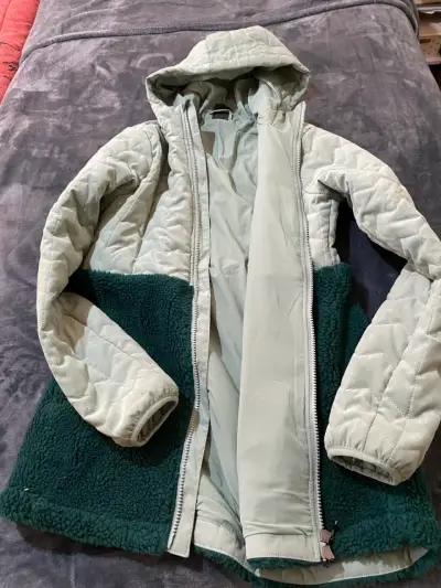 Chaqueta acolchada con capucha para mujer - miniatura 1