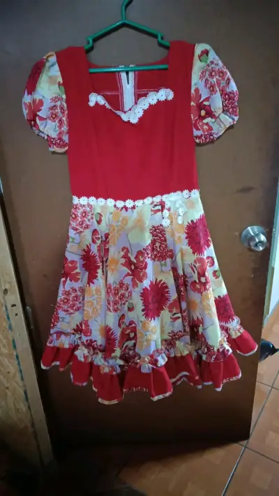 Vestidos folclóricos para niña en rojo y blanco - miniatura 2