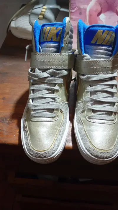 Zapatillas deportivas Nike doradas y plateadas - miniatura 1