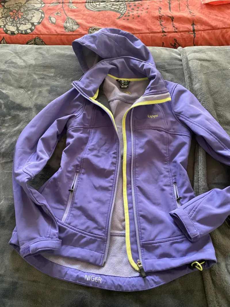 Chaqueta Morada Mujer Uppii con Capucha