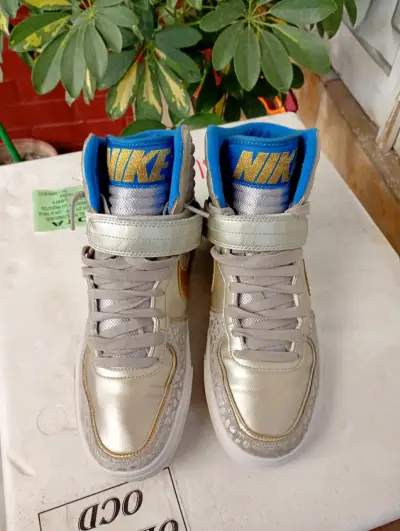 Zapatillas deportivas Nike doradas y plateadas - miniatura 2