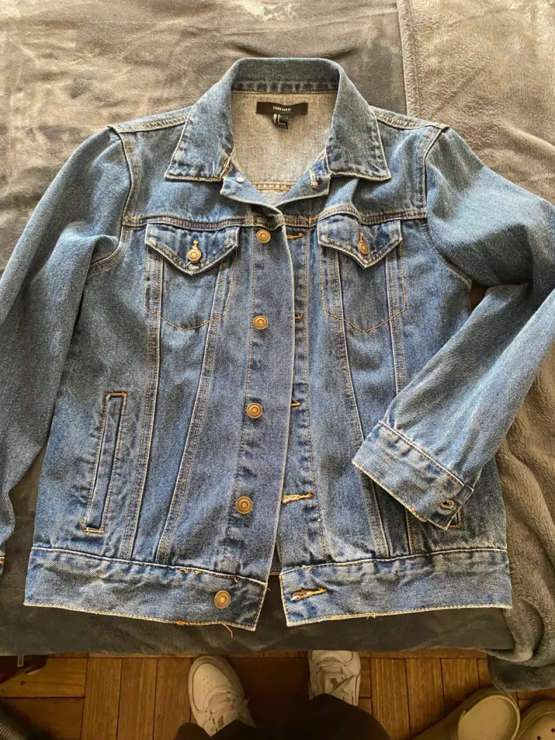 Chaqueta de mezclilla Forever 21 con diseño bordado