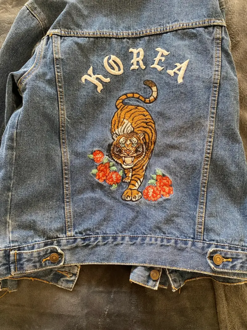 Chaqueta de mezclilla Forever 21 con diseño bordado - 2