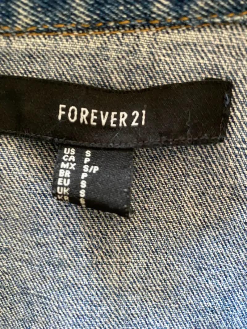 Chaqueta de mezclilla Forever 21 con diseño bordado - 3