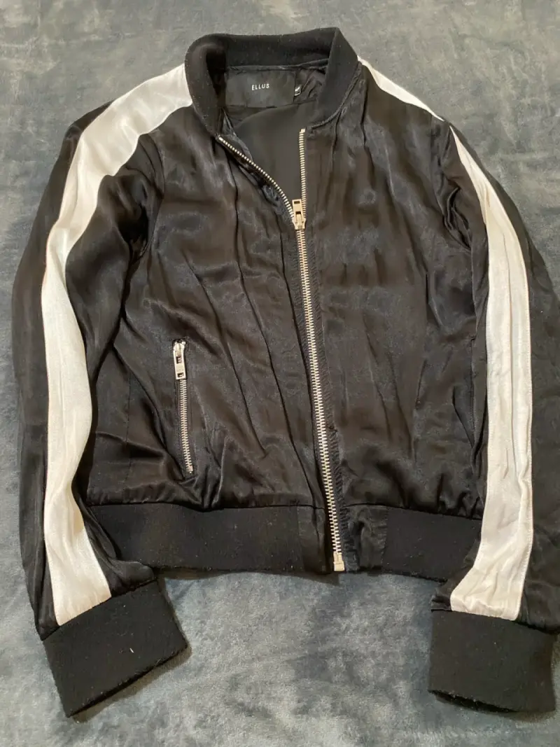 Chaqueta bomber negra Ellus con detalles plateados