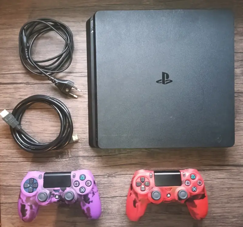 Consola PlayStation 4 Slim con dos controles y accesorios - 1