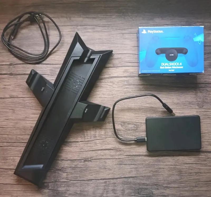 Consola PlayStation 4 Slim con dos controles y accesorios - 2