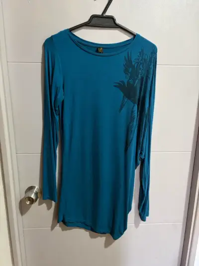 Polera manga larga azul con diseño - miniatura 1
