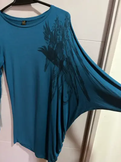 Polera manga larga azul con diseño - miniatura 2