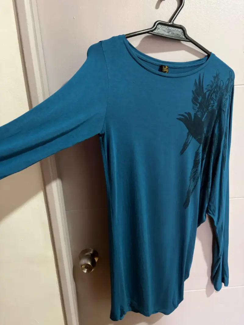 Polera manga larga azul con diseño - 3