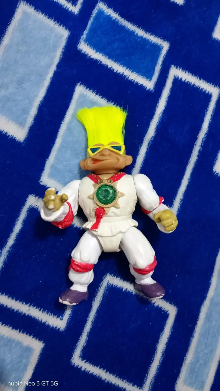 Figura de acción retro con cabello amarillo - 1