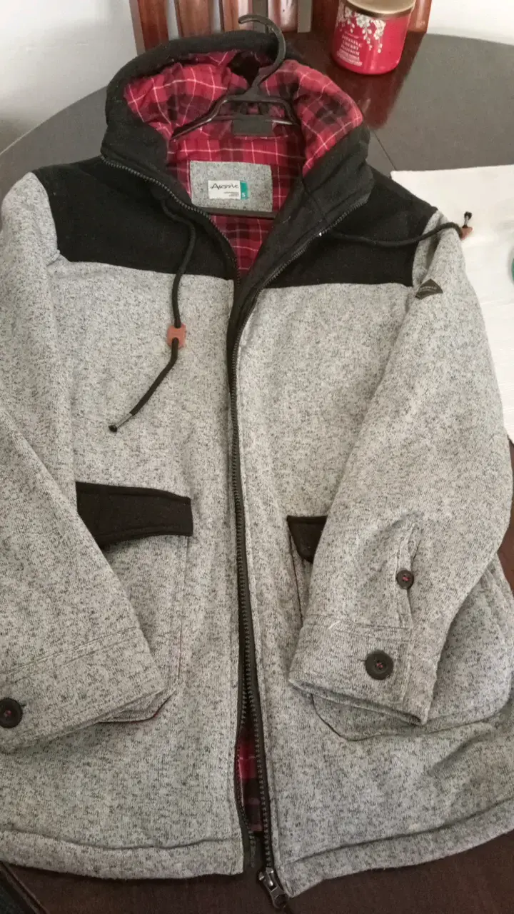 Chaqueta de lana gris con capucha para hombre