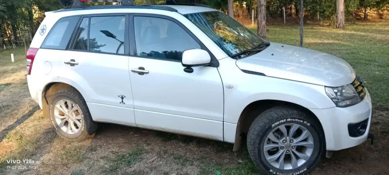 SUV blanco en buen estado - 1