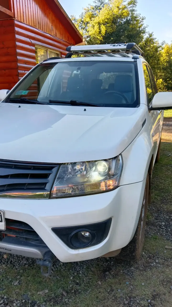 SUV blanco en buen estado - 2