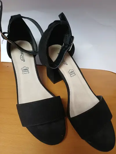 Sandalias de tacón alto en cuero negro y beige - miniatura 1