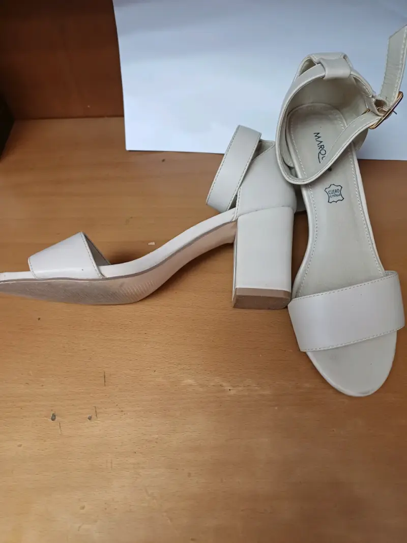 Sandalias de tacón alto en cuero negro y beige - 2