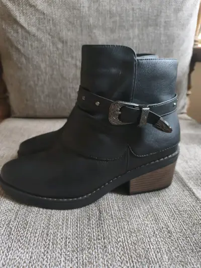 Botines de cuero negro con hebilla decorativa - miniatura 1