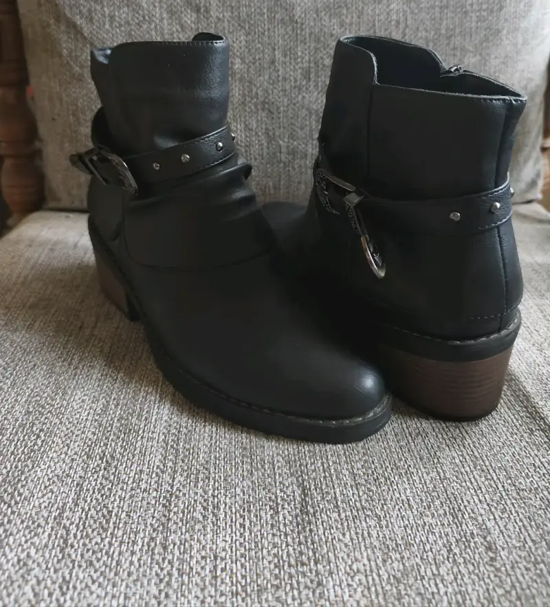 Botines de cuero negro con hebilla decorativa - 2