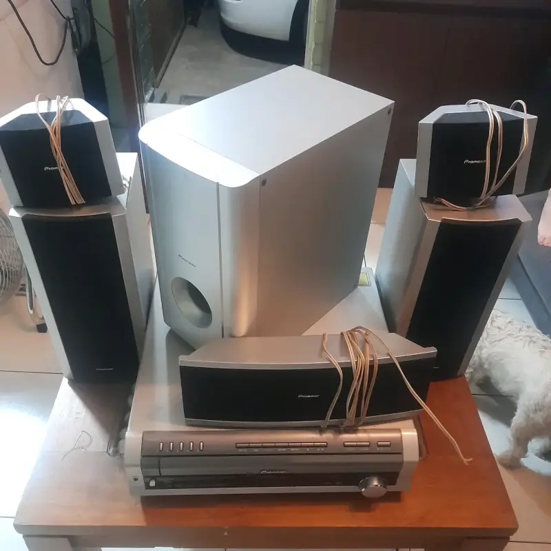 Sistema de sonido Pioneer con subwoofer y parlantes - 1