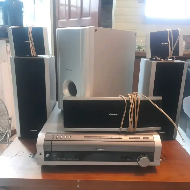 Sistema de sonido Pioneer con subwoofer y parlantes - 2