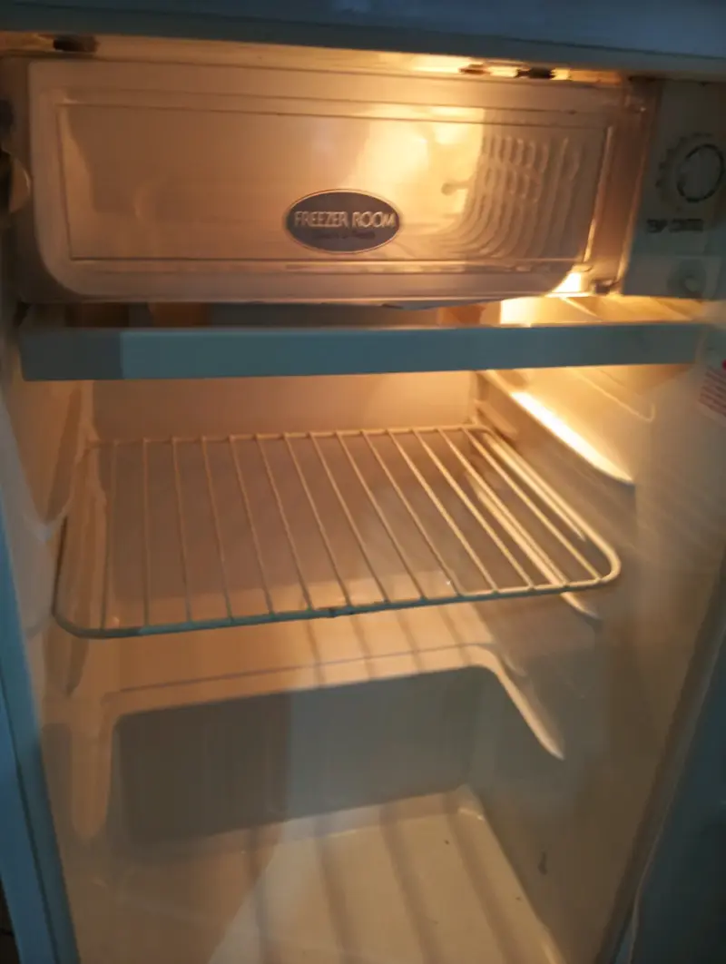 Refrigerador compacto blanco en buen estado - 2