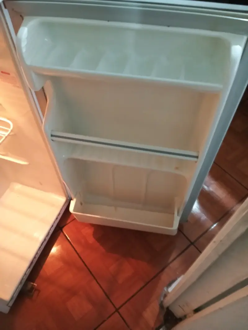 Refrigerador compacto blanco en buen estado - 3