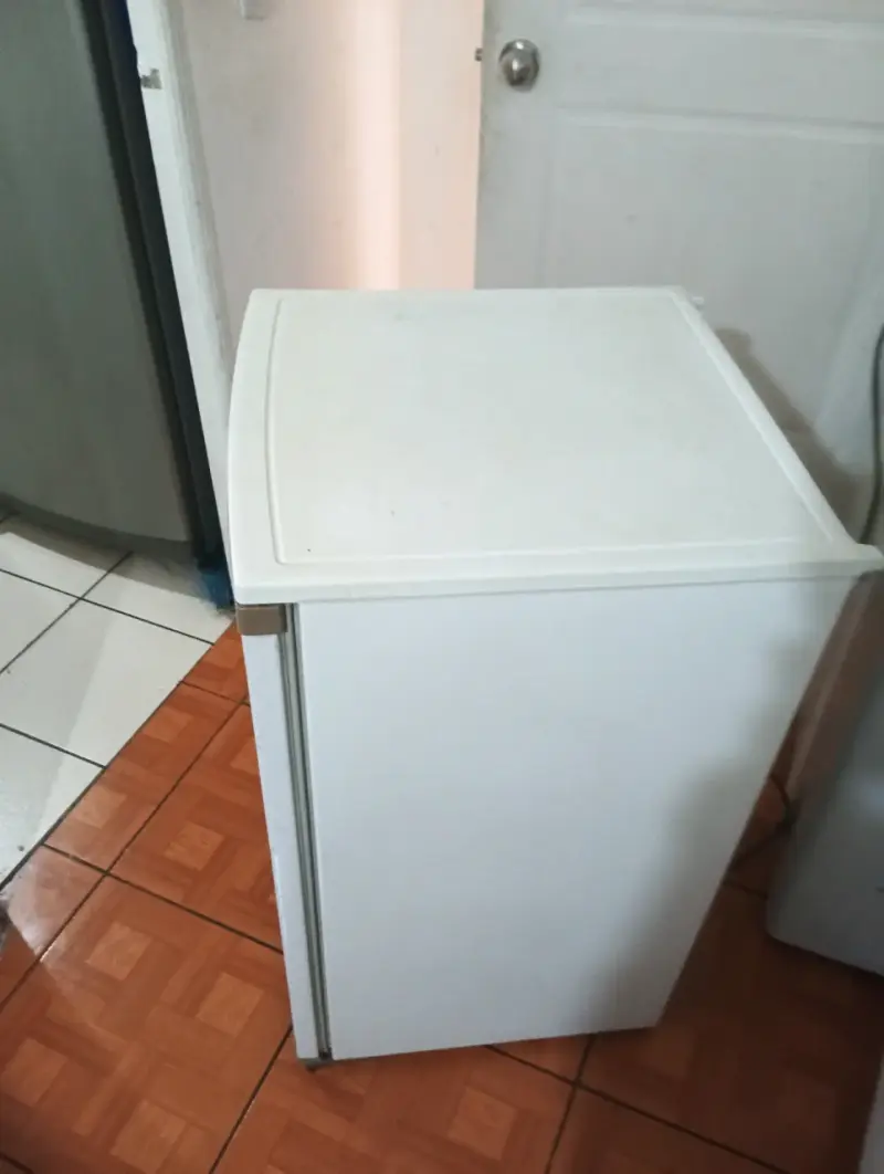 Refrigerador compacto blanco en buen estado - 4