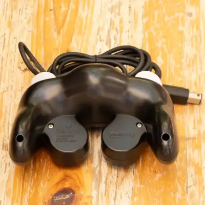 Control Nintendo GameCube negro en buen estado - miniatura 2
