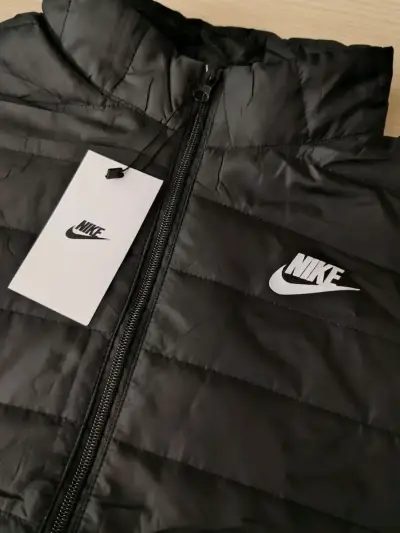 Chaqueta acolchada negra Nike - miniatura 1